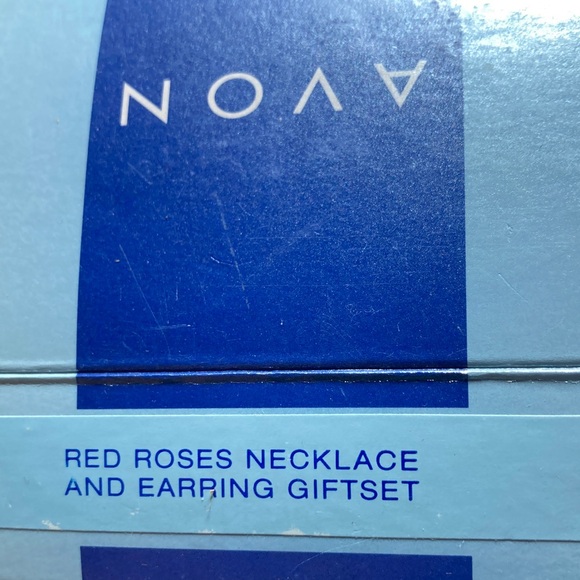 NOS Vintage Avon Red Roses Choker Necklace and Earrings Set NWT Valentines Goth - Picture 2 of 7